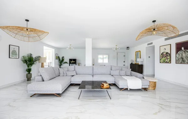 منزل أبيض واسع