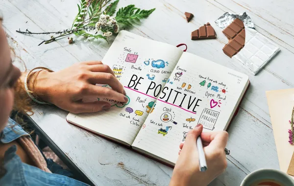 كيف أجعل تفكيري إيجابياً مع العام  الجديد- المصدر  by rawpixel.com on Freepik