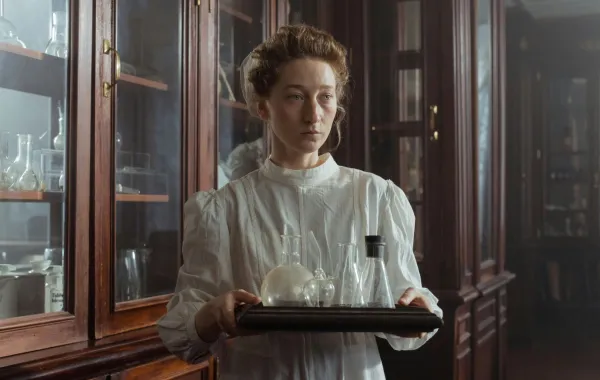 إحدى العالمات تحمل أدواتها للقيام بتجربة علمية  - صورة تعبيرية