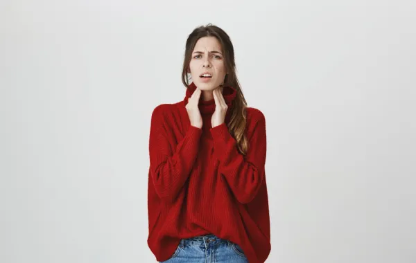 امرأة تشعر بألم الحلق - المصدر freepik