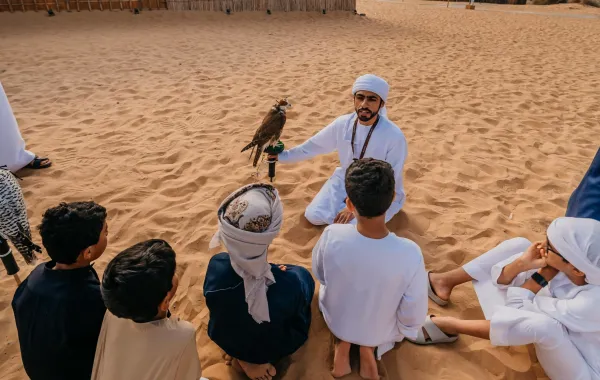يتضمن مخيم غمران التدريب على مهارات الحياة البدوية. الصورة من مكتب دبي الإعلامي 