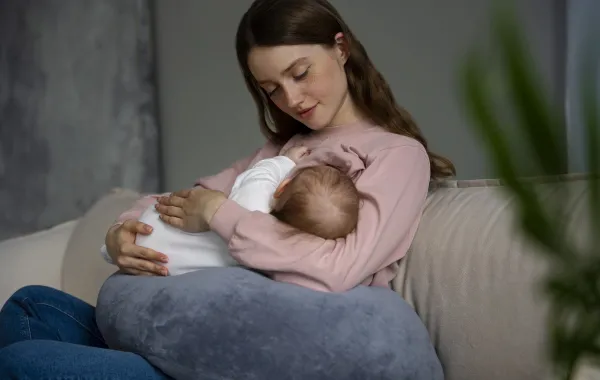 صورة لأم تحمل طفلها الرضيع
