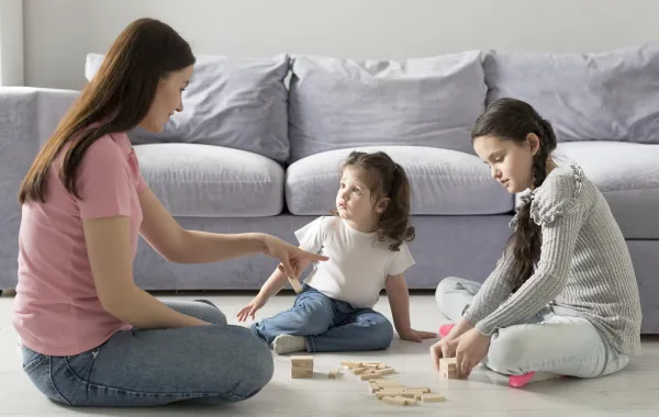 صورة لأم مع أطفالها