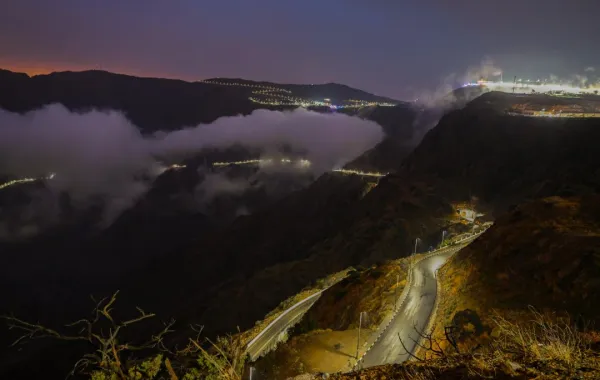 طرق متعرجة على امتداد الجبال في منطقة الباحة السعودية