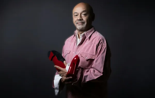 المصمم كريستيان لوبوتان Christian Louboutin- (مصدر الصورة JOEL SAGET / AFP)