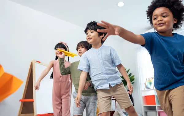 صورة أطفال يتبارزون في رمي السهام