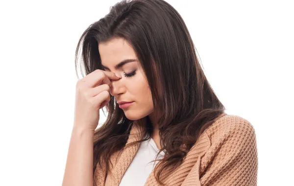 شابة تلوم نفسها وتجلد ذاتها عبر أفكارها   