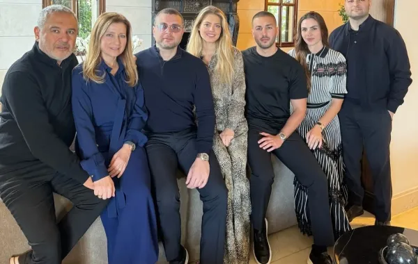 إيلي صعب وزوجته كلودين وأولادهما ميشال وإيلي جونيور صعب وزوجته كريستينا وسيليو وزوجته زين قطامي- الصورة من حساب إيلي جونيور على إنستغرام