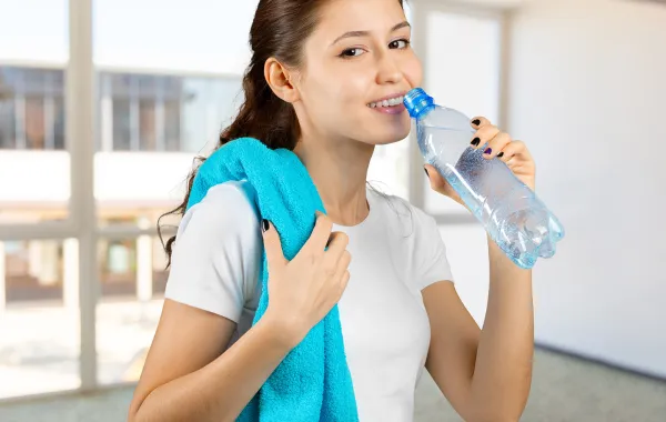 سيدة تشرب الماء فور الاستيقاظ -المصدر: Image by fabrikasimf on Freepik