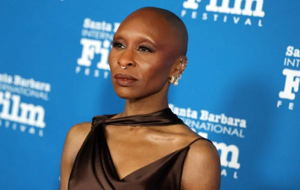 سينثيا إريفو تفاجئ الجمهور باعتذارها عن حضور جوائز الغولدن غلوب 2026 رغم ترشيحها التاريخي، مفضلة التزامها بمشروع مسرحي جديد في لندن على الظهور في الحفل 