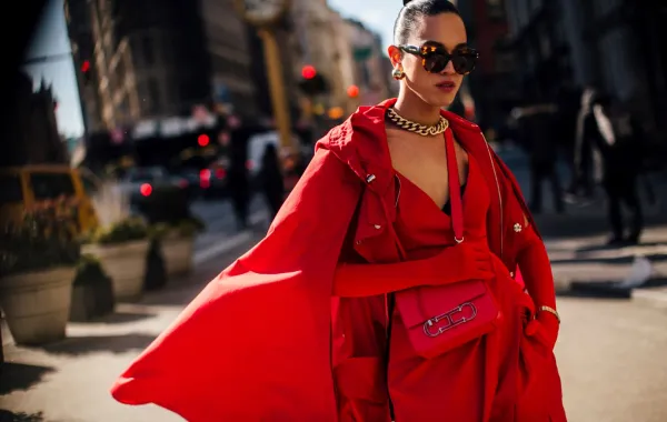 إطلالة ستريت ستايل بالحقيبة - الصورة من Launchmetrics/Spotlight