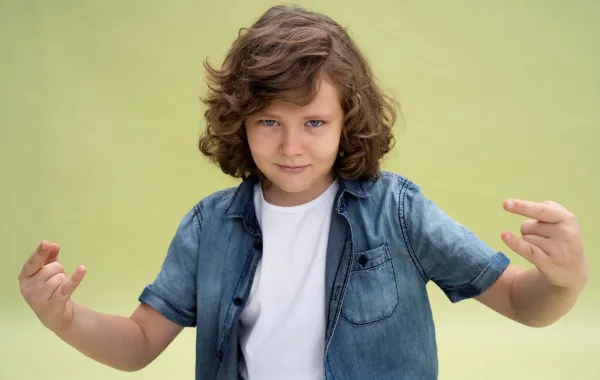 صورة تعبر عن طفل يقلد سلوكيات سيئة