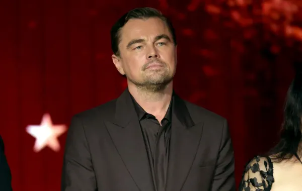 ليوناردو دي كابريو في كاليفورنيا ( Leonardo DiCaprio in California). مصدر الصورة: KEVIN WINTER / GETTY IMAGES NORTH AMERICA / Getty Images via AFP