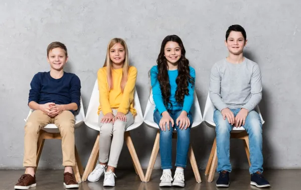 صورة لعدد من المراهقين والمراهقات