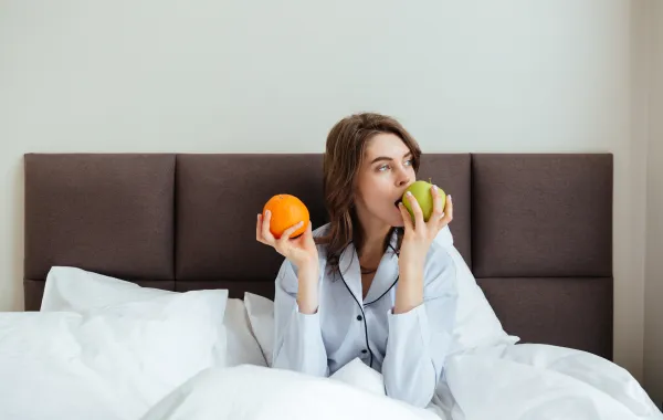 امرأة تتناول الفواكه ليلًا -المصدر: Freepik