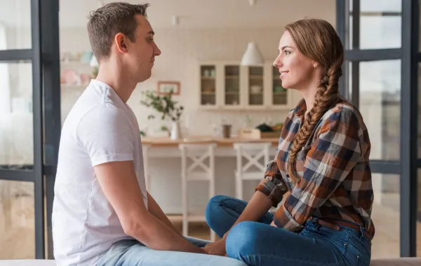 زوجة تتحدث مع زوجها