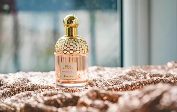 تفسير حلم زجاجة العطر في المنام-الصورة تعبيرية