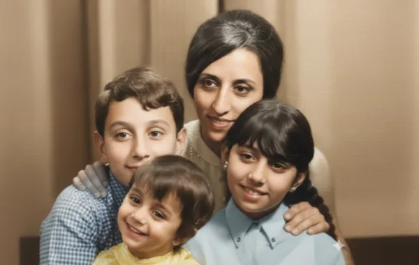 السيدة فيروز وأولادها - الصورة تم ترميمها وتلوينها بالذكاء الاصطناعي