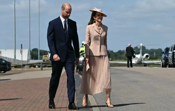الأمير وليام وأميرة ويلز كيت ميدلتون في قاعدة نورثولت الجوية الملكية Prince William and Catherine Middleton- (مصدر الصورة: JUSTIN TALLIS / POOL / AFP)