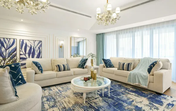 غرفة معيشة مودرن مع سجادة