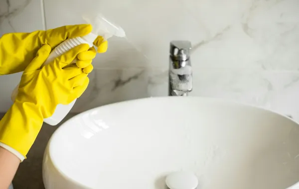 العناية بنظافة الحمام