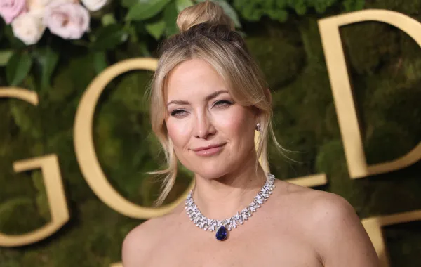 كيت هدسون ترتدي عقداً فاخراً من الألماس والياقوت الأزرق في غولدن غلوب