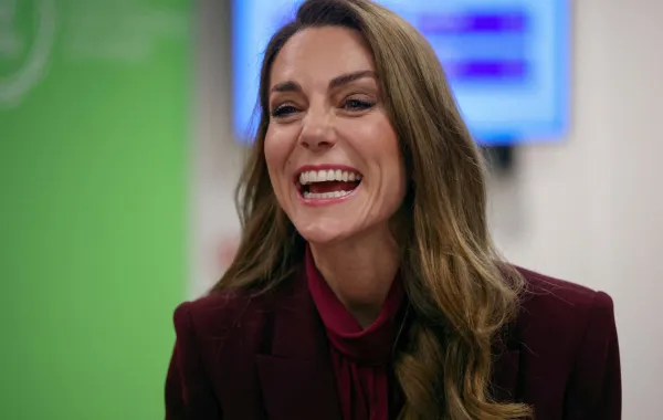 كاثرين (كيت ميدلتون) خلال زيارة لمستشفى تشارينغ كروس في غرب لندن (Catherine during a visit to Charing Cross Hospital in west London). مصدر الصورة: Isabel Infantes / POOL / AFP