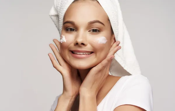 صورة لوضع كريمات الترطيب