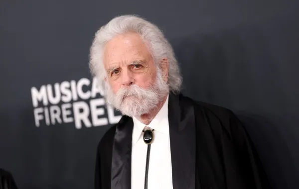 بوب وير Bob Weir في حفل توزيع جوائز غرامي 2025. مصدر الصورة: Matt Winkelmeyer/Getty Images for The Recording Academy/AFP