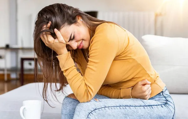 حامل تعاني من تقلصات بأسفل البطن