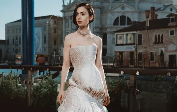 ليلي كولنز بفستان من دار سكياباريللي  Schiaparelli - الصورة من العلاقات العامة للدار 