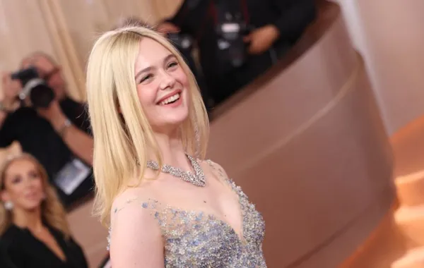 إيل فانينغ Elle Fanning في حفل توزيع جوائز غولدن غلوب السنوي الـ83. مصدر الصورة: Michael Tran / AFP