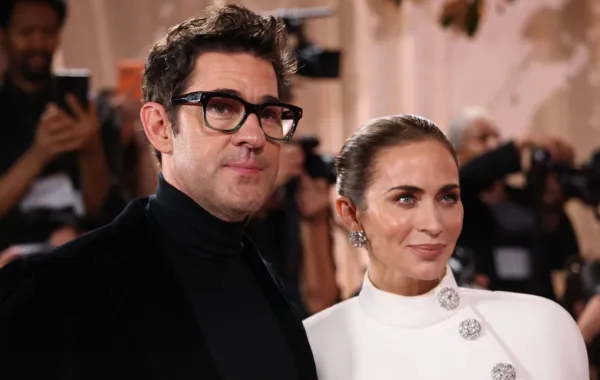 إيميلي بلانت Emily Blunt وجون كراسينسكي John Krasinski في حفل توزيع جوائز غولدن غلوب 2026. مصدر الصورة: Michael Tran / AFP