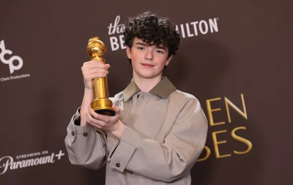 أوين كوبر Owen Cooper يحمل جائزة غولدن غلوب 2026 للمرة الأولى كأصغر فائز. مصدر الصورة: Etienne Laurent / AFP