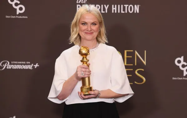 آيمي بولر تحمل جائزتها في حفل توزيع جوائز غولدن غلوب 2026 (Amy Poehler holding her award at the 2026 Golden Globe Awards)- مصدر الصورة: Etienne Laurent / AFP 