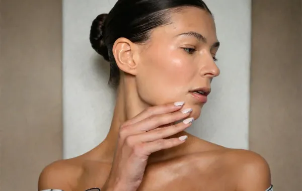 الفرق بين الأظافر الصحية والضعيفة .. كيف تميزين بينهما شكلاً وملمساً؟