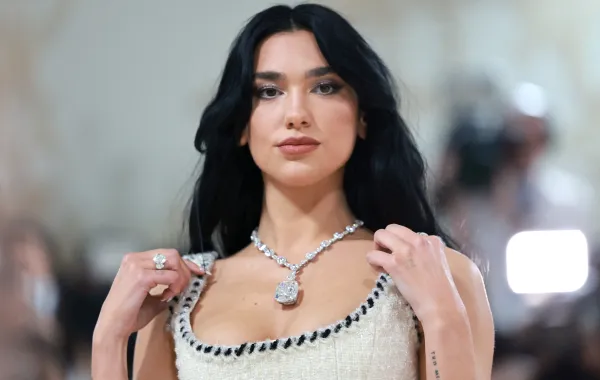 دوا ليبا بقلادة تيفاني آند كو الأسطورية في حفل ميت غالا 2023- مصدر الصورة (Theo Wargo/Getty Images for Karl Lagerfeld/AFPTheo Wargo / GETTY IMAGES NORTH AMERICA / Getty Images via AFP)