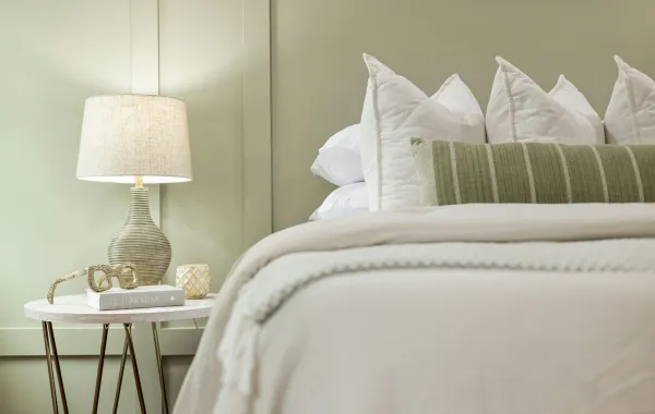 غرفة نوم مؤثثة بسرير