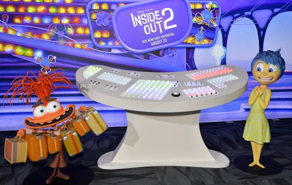 صورة لجناح فيلم "Inside Out 2" في معرض D23 احتفالاً بإطلاقه الرقمي كاليفورنيا ( A view of the Inside Out 2 Booth at D23, celebrating digital release). مصدر الصورة:Jerod Harris / GETTY IMAGES NORTH AMERICA / Getty Images via AFP