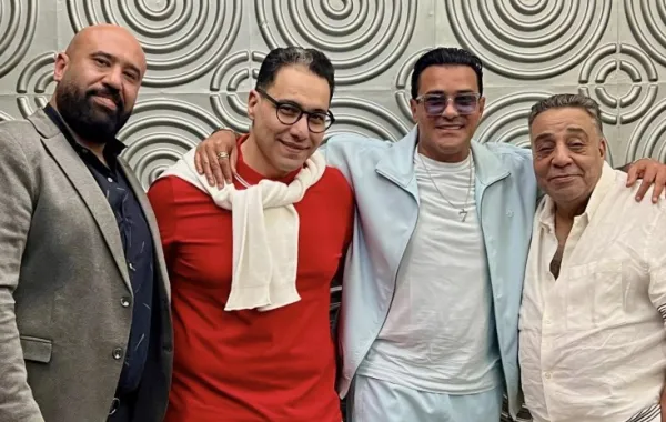 المنتج ممدوح شاهين مع محمد رجب وصنّاع مسلسل قطر صغنطوط- الصورة من صفحة محمد رجب على فيسبوك