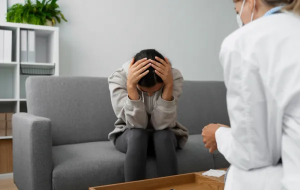 سيدة تخضع لجلسة علاج نفسي- المصدر freepik