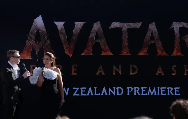 سام ورثينجتون، نجم فيلم Avatar، في العرض الأول لفيلم Avatar Fire and Ash في أستراليا ونيوزيلندا في ويلينغتون (Sam Worthington, star of Avatar, at the Australian and New Zealand premiere of Avatar: Fire and Ash in Wellington  ). مصدر الصورة: Marty MELVILLE / AFP