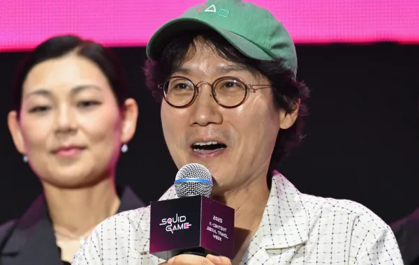 المخرج الكوري الجنوبي هوانغ دونغ هيوك خلال فعالية جماهيرية لمسلسل "لعبة الحبار -الموسم الثالث" ( South Korean director Hwang Dong-hyuk during a public event for the series "Squid Game - Season 3" ). مصدر الصورة: by Jung Yeon-je / AFP