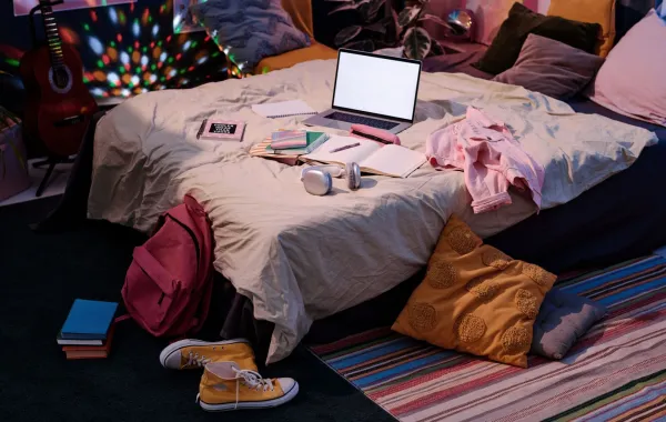 صورة غرفة المراهق المبعثرة