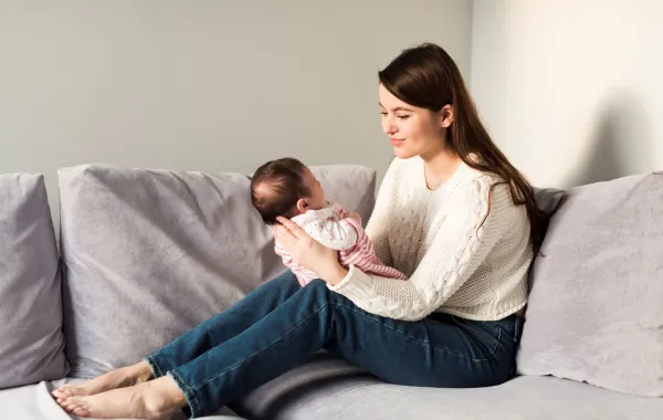 صورة لأم تتواصل مع مولودها