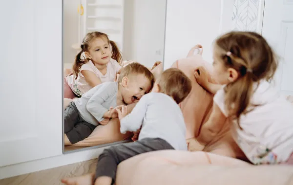 صورة أطفال يلعبون أمام المرآة