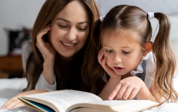 صورة لأم وطفلتها وقصة ملونة