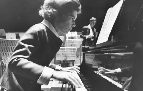 الأميرة إيرين اليونانية في قاعة رويال فستيفال هول، لندن (Princess Irene of Greece at Royal Festival Hall, London). مصدر الصورة: Central Press/Hulton Archive/Getty Images