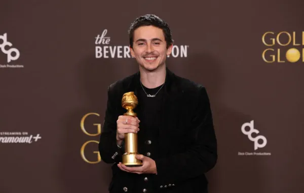 تيموثي شالاميه مع جائزة أفضل ممثل في فيلم موسيقي أو كوميدي خلال حفل توزيع جوائز غولدن غلوب الـ83 Timothee Chalamet poses in the press room with the Best Actor in a Motion Picture – Musical or Comedy for "Marty Supreme" during the 83rd annual Golden Globe Awards (Photo by Etienne Laurent / AFP)