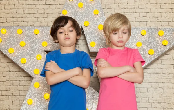 صورة تعبر عن خصام بين الأطفال